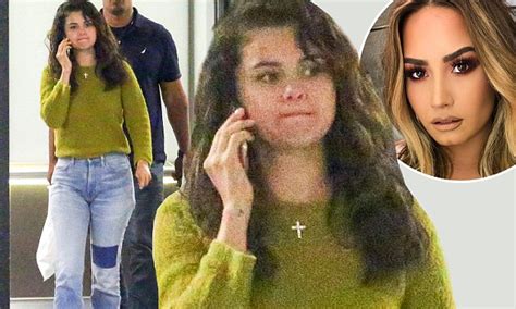 Selena Gomez Looks Distracted On Intense Cell Phone Call Daily Mail