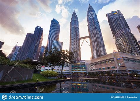 Menara berkembar petronas di kuala lumpur, malaysia ialah sepasang menara berkembar yang pernah menjadi bangunan tertinggi di dunia sebelum diatasi oleh burj khalifa dan taipei 101. Kuala Lumpur, Malaysia - March 20, 2019: Wide Angle Sunset ...