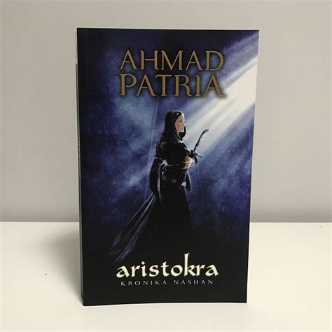 Tengok tu, meja siap ada nama dah tu. 14 Buku Terbaik Sepanjang 2016 (Fiksyen & Non-Fiksyen ...
