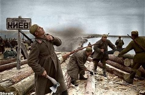 Tandis qu'à bord du navire endommagé les marins se débattent pour survivre, au sol, leurs familles luttent désespérément contre. World War II in Color (77 pics)