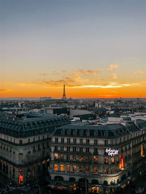 Un Coucher De Soleil à Paris Avec Une Vue Sur La Tour Eiffel Paris