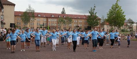 Vr bank südpfalz eg filiale bellheim. „We are Family!" - VR Bank-Flashmob auf der ...