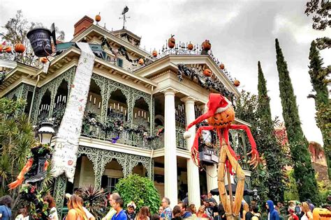 Complete Guide To The Haunted Mansion At Disneyland