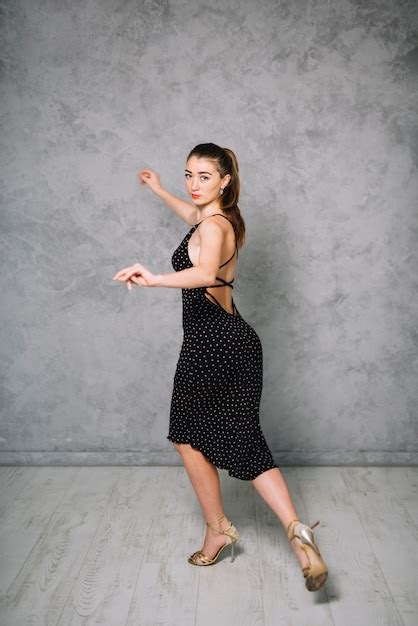 Élégante Jeune Danseuse Pose Photo Gratuite
