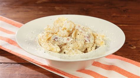 Quando la cipolla è dorata, aggiungere la pancetta tagliata a striscioline e far rosolare. Pasta con ricotta e pancetta | Cookaround