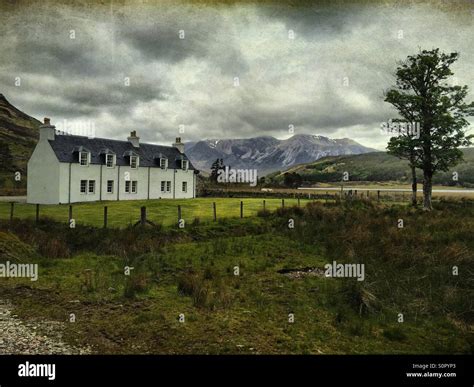Traditional Scottish Cottage In The Valley Stock Photo Alamy