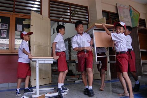 Siswa Sd Gotong Royong Bersihkan Ruang Belajar Yang Terendam Banjir