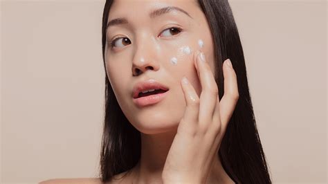 The first step of this korean skin care routine is cleansing. Your 10-Step Korean Skin Care Routine - L'Oréal Paris