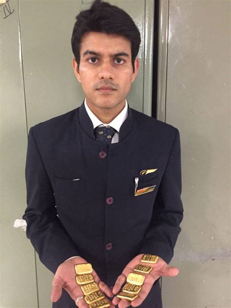 If you're thinking of becoming jet airways cabin crew, you can attend one of their open days. सोने की तस्करी के आरोप में जेट एयरवेज का कर्मचारी गिरफ्तार ...