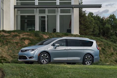 Chrysler Says Goodbye To Town And Country And Welcomes 2017 Pacifica