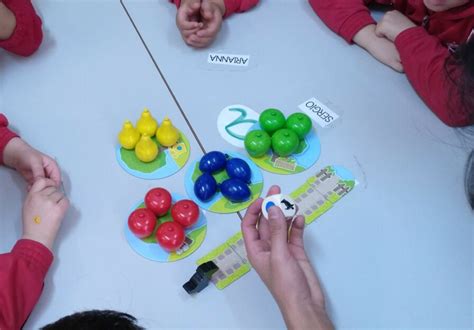 Se trata de un divertido juego de habilidades que pondrá a prueba la capacidad de comunicación y el trabajo en equipo de los niños mayores de 8 años. Juegos de mesa para niños a partir de 2 o 3 años