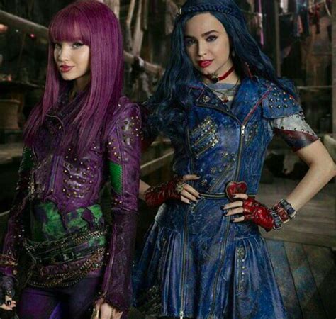 Mal (dove cameron), evie (sofia carson), carlos (cameron boyce) und jay (booboo stewart) versuchen im idyllischen auradon zurechtzukommen. #Descendants2 Mal and Evie they found themselves in the space between | Decendentes, Atrizes ...