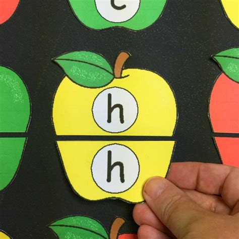 The features of these seek and find games free: Apple Alphabet Puzzles