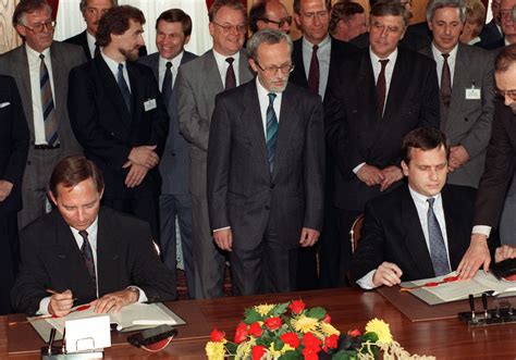 Haben sie den vertrag zum beispiel am telefon, über das internet oder an der haustür geschlossen, können sie ihn meistens. Der Einigungsvertrag wird unterschrieben, 1990 | Politik ...