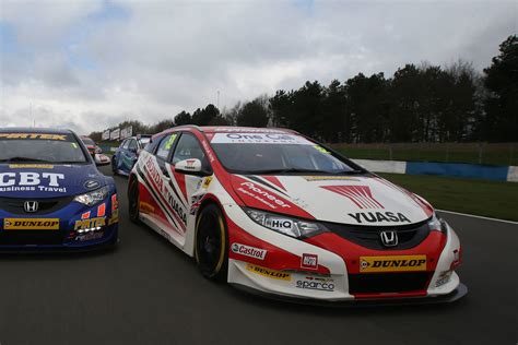 Civic tourer unceremoniously dumped in. 2014 Honda Civic Tourer BTCC