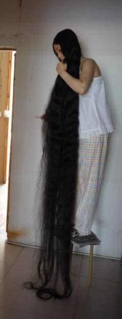 Qin also has the straightest hair in the world. Wash 2.68 meters long hair - ChinaLongHair.com