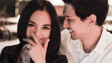 Haiii beps.episode kali ini masih berlanjut nih persoalan dimas beck.kira kira di episode ini apa aja ya yang bakal diungkapin ??dan seperti apasih. Digosipkan dengan Dimas Beck, Ini Kisah Cinta Ririn Ekawati