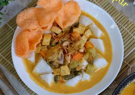 Sediakan panci yang agak tinggi dan besar lalu masukkan air kurang lebih setengahnya. Resep Lontong Gulai Campur Anti Gagal | Asian Recipes