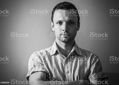 Foto De Preto E Branco Retrato De Jovem Homem Caucasiano E Mais Fotos De Stock De Adulto