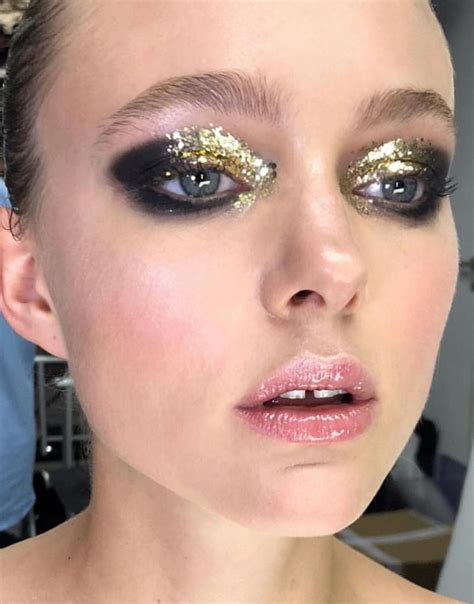 We love our neutral makeup colors, but when it comes time for a big bash we bring out the fun stuff. Black and gold glitter makeup look 🔥 | Gold glitter makeup, Smokey eye makeup, Glitter makeup