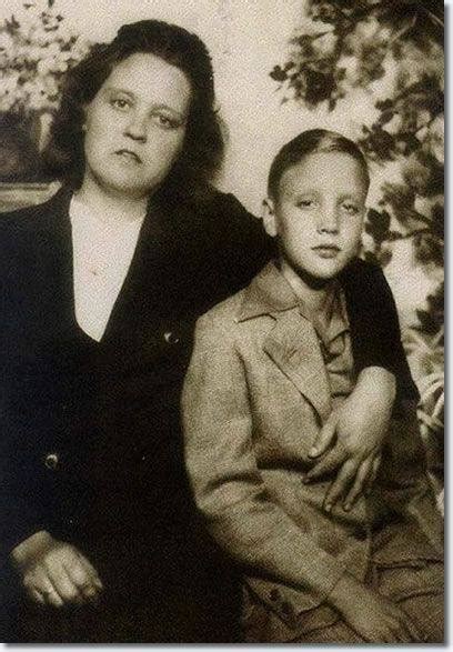 Elvis presley's father vernon thanks fans for support in 1977. Look! A Rare Photo of Elvis Presley As a Child with His ...