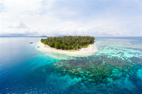 In the official report, it is always mentioned that the number of indonesian islands is 17,508. Aerial view banyak islands sumatra tropical archipelago ...