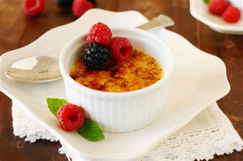 4 kişilik 5 tane yumurta 2 su bardağı, krema 2 su bardağı, şeker 340 gram 60 gram şeker (4 yemek kaşığı) 1 tane portakal 1 yemek kaşığı, buğday nişastası vanilya. Kraljevski slatkiš: Krem brule | Čokolade.rs