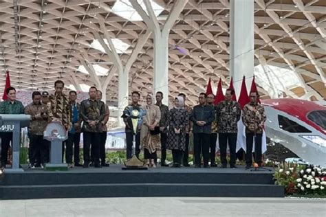 Whoosh Resmi Beroperasi Presiden Jokowi Kereta Cepat Tandai