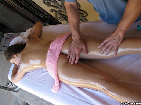 Jessica Valentino снимает свое бикини чтобы сделать обнаженный массаж