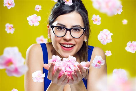 Hintergrundbilder Gesicht Frau Modell Porträt Blumen lange Haare Frauen mit Brille