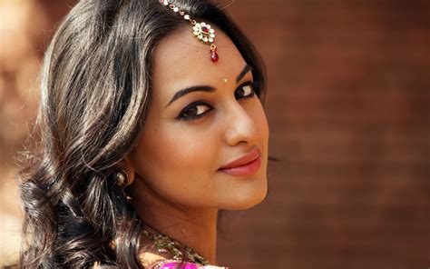 Download Close Up Face Indian Celebrity Sonakshi Sinha Hd Wallpaper