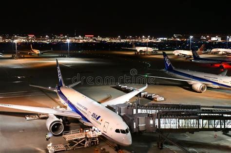 Vários Aviões De Passagem Durante A Preparação Do Voo Em Haneda Airpo