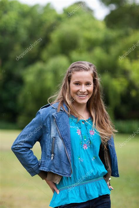 Smiling Teenage Girl Standing In The Countryside — Stock Photo