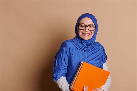 Positive Reife Lehrerin Im Blauen Hijab Lächelnd Ein Zahniges Lächeln