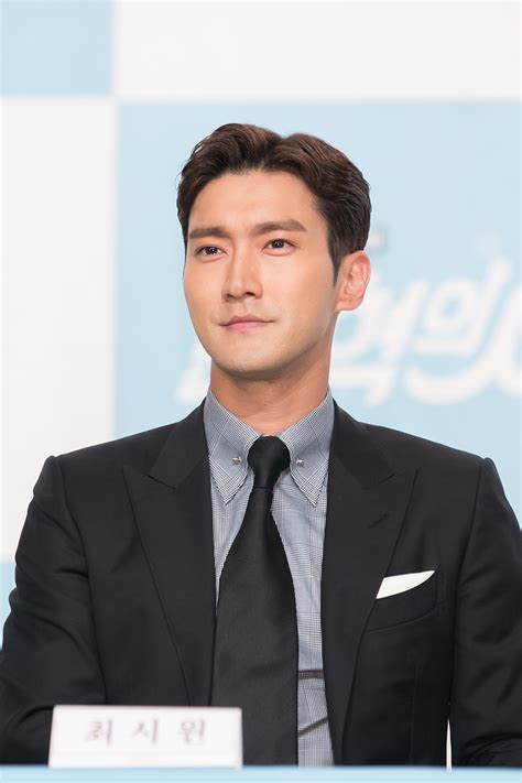 In the pictorial, siwon showed. Super Junior's Siwon Confirms His First Public Appearance ...