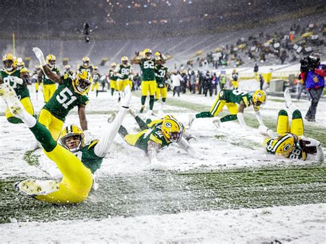 13 Cool Images From The Packers Snowy Smackdown Of The Titans Green