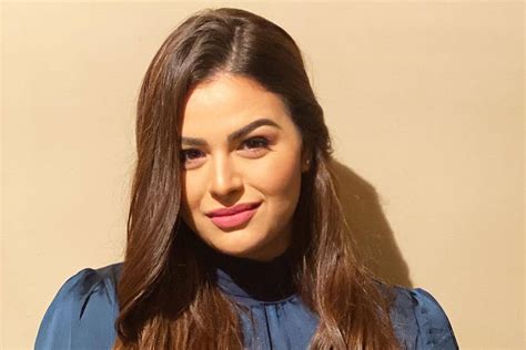 وغالباً ما تختار الفنانة ياسمين صبري علامة دولتشي أند غابانا dolce & gabbana والتي ظهرت بها في إطلالاتها الأخيرة من خلال اختيار بلوزة موردة بأسلوب حيوي من هذه العلامة ونسقتها مع تنورة pencil skirt ذو قصة. حفل زفاف هنادي مهنا و أحمد خالد صالح وظهور الفنانة درة