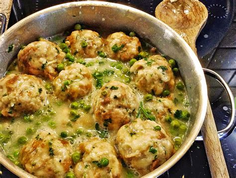 Frische Erbsen mit Semmelknödel Broggala ond Knepfla