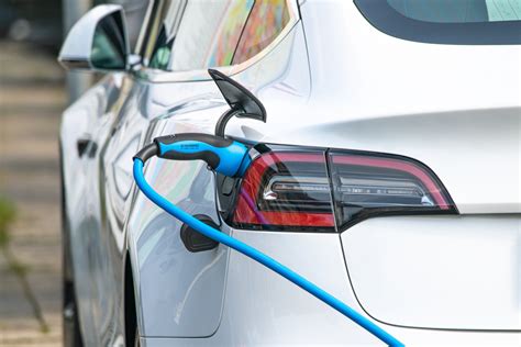 Elektroauto oder Verbrenner Kostenanalyse zeigt Vorteil für E Fahrzeuge