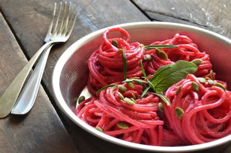 Riscaldare l'olio in una pentola e saltare le barbabietole con cipolla. Spaghetti quadrati con crema di barbabietole rosse ...