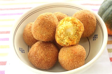 • 150 gr di cous cous • 150 gr di acqua • mezza cipolla • 100 gr di piselli • 1 carota • sale • pepe • origano • 3 cucchiai di ragù di verdure (a piacere) • 15 gr olio • 20 gr di acqua • parmigiano reggiano. Polpette di cous cous e zucca Bimby TM31 | TM5