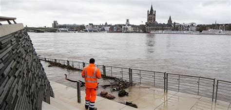 Hochwasser ist ein jährliches phänomen, nicht nur in köln am rhein. Köln: Hochwasser flutet die Rheinpromenade der Altstadt ...