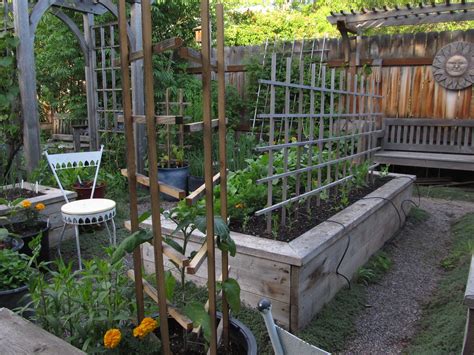 Diy backyard games for family fun! Montana Wildlife Gardener: Repurposed Garden Tool Trellis