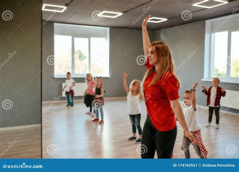 Paso A Paso Grupo De Niños Y Niñas Bailando Mientras Tienen Clase De