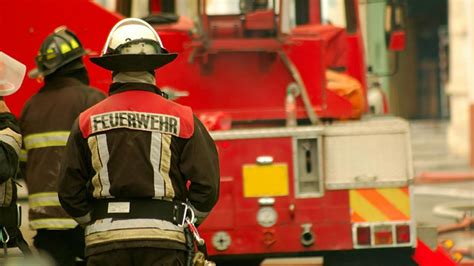 Während die kollegen den brand löschen, eilen die anderen einsatzkräfte vor ort den bewohnern zu hilfe. odysso - Wissen im SWR: Löschen, Retten, Helfen - Die ...