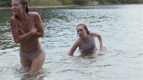 Alycia Debnam Carey Desnuda En The Devils Hand