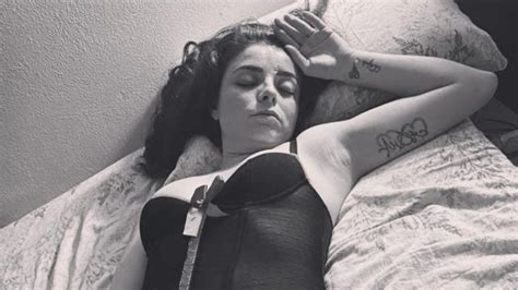 Violeta Isfel Impacta Con Foto Topless En La Que Presume Sus Hamburguesas