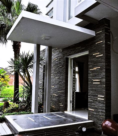 Untuk kamu yang suka menghabiskan waktu di luar ruangan untuk mencari angin atau bersantai, desain teras rumah dengan ayunan atau kursi gantung bisa jadi pilihan yang tepat! Gambar Desain Teras Rumah Minimalis Modern