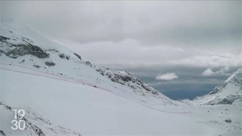 La Piste De Zermattcervinia Empiète Hors Du Domaine Skiable Tranche