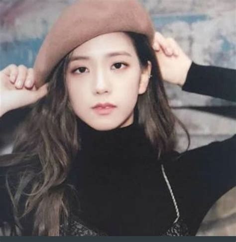 Download Jisoo Cute Wearing A Beret Hat Wallpaper